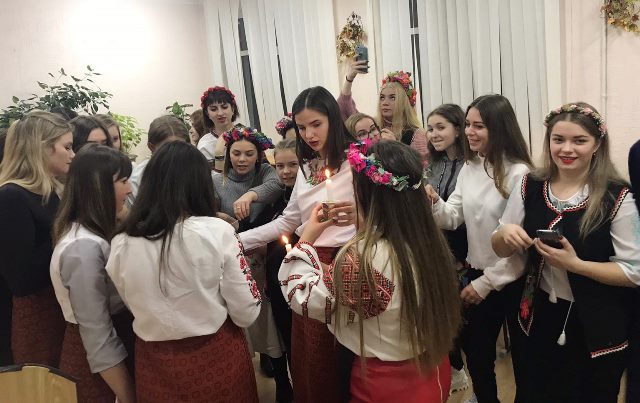 Дівчата ворожать... дуже вже хочуть заміж))